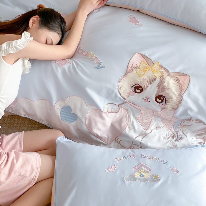 91家纺网 家纺一手货源 找家纺 卡姿家纺 2026春夏全棉60支长绒棉软萌贴布绣四件套— 元气阿喵 元气阿喵-蓝