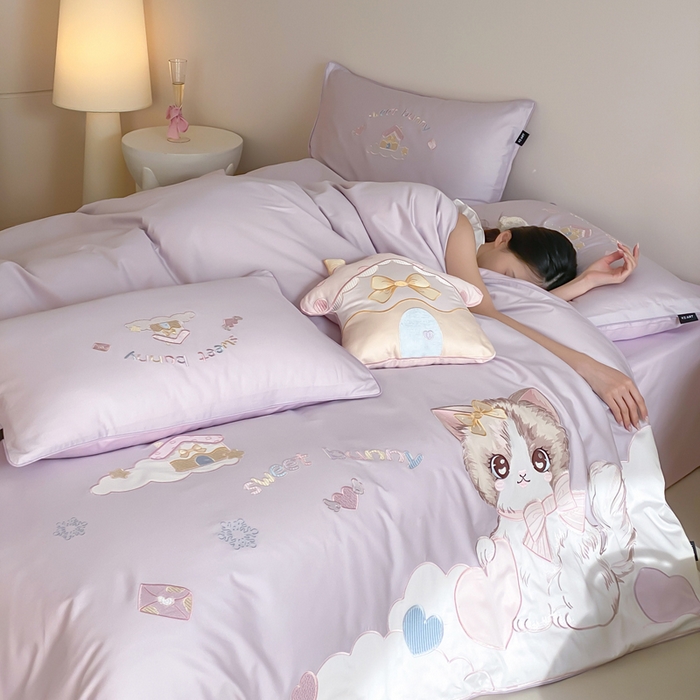 91家纺网 家纺一手货源 找家纺 卡姿家纺 2026春夏全棉60支长绒棉软萌贴布绣四件套— 元气阿喵 元气阿喵-紫