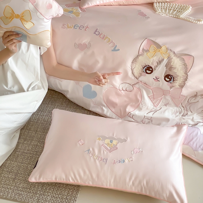 91家纺网 家纺一手货源 找家纺 卡姿家纺 2026春夏全棉60支长绒棉软萌贴布绣四件套— 元气阿喵 元气阿喵-粉