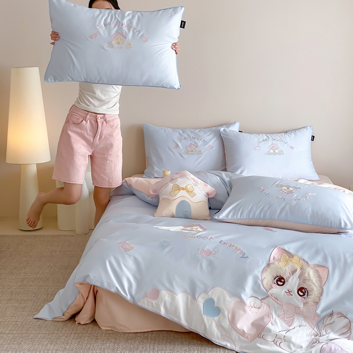 91家纺网 家纺一手货源 找家纺 卡姿家纺 2026春夏全棉60支长绒棉软萌贴布绣四件套— 元气阿喵 元气阿喵-蓝