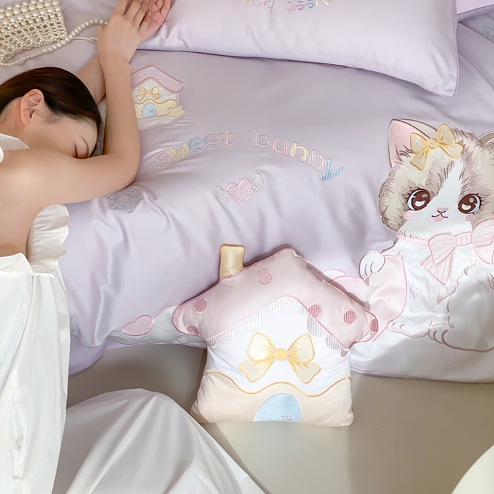 91家纺网 家纺一手货源 找家纺 卡姿家纺 2026春夏全棉60支长绒棉软萌贴布绣四件套— 元气阿喵 元气阿喵-紫