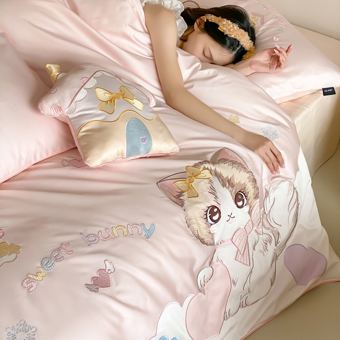 91家纺网 家纺一手货源 找家纺 卡姿家纺 2026春夏全棉60支长绒棉软萌贴布绣四件套— 元气阿喵 元气阿喵-粉