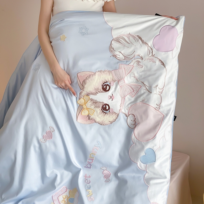 91家纺网 家纺一手货源 找家纺 卡姿家纺 2026春夏全棉60支长绒棉软萌贴布绣四件套— 元气阿喵 元气阿喵-蓝