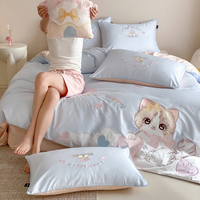 91家纺网 家纺一手货源 找家纺 卡姿家纺 2026春夏全棉60支长绒棉软萌贴布绣四件套— 元气阿喵 元气阿喵-蓝