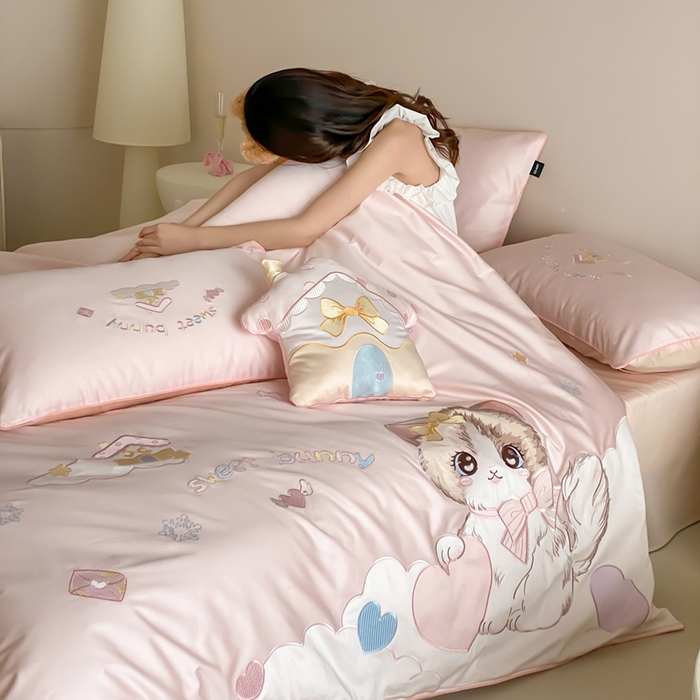 91家纺网 家纺一手货源 找家纺 卡姿家纺 2026春夏全棉60支长绒棉软萌贴布绣四件套— 元气阿喵 元气阿喵-粉