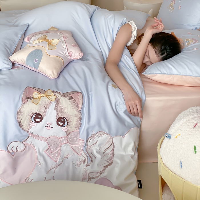 91家纺网 家纺一手货源 找家纺 卡姿家纺 2026春夏全棉60支长绒棉软萌贴布绣四件套— 元气阿喵 元气阿喵-蓝