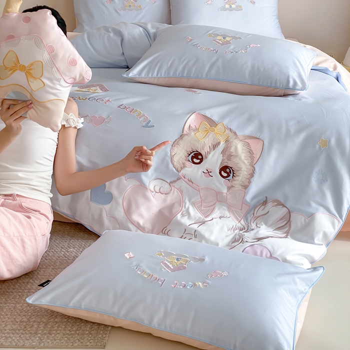 91家纺网 家纺一手货源 找家纺 卡姿家纺 2026春夏全棉60支长绒棉软萌贴布绣四件套— 元气阿喵 元气阿喵-蓝