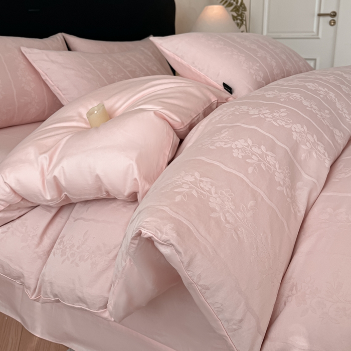 91家纺网 家纺一手货源 找家纺 卡姿家纺 2026春夏全棉高密厚织大提花轻奢四件套 浪漫情缘-粉