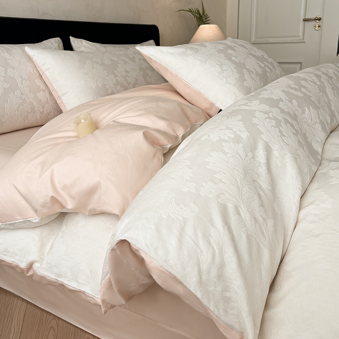 91家纺网 家纺一手货源 找家纺 卡姿家纺 2026春夏全棉高密厚织大提花轻奢四件套 柔风香草-奶白