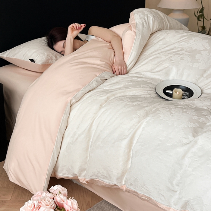 91家纺网 家纺一手货源 找家纺 卡姿家纺 2026春夏全棉高密厚织大提花轻奢四件套 柔风香草-奶白