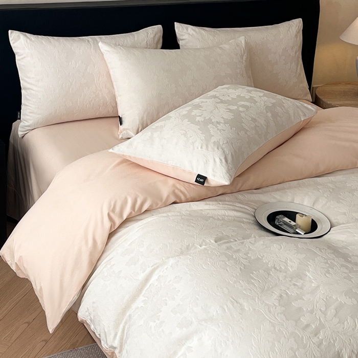 91家纺网 家纺一手货源 找家纺 卡姿家纺 2026春夏全棉高密厚织大提花轻奢四件套 柔风香草-奶白