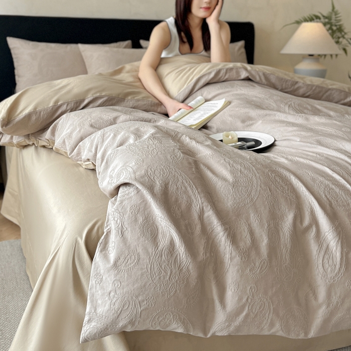 91家纺网 家纺一手货源 找家纺 卡姿家纺 2026春夏全棉高密厚织大提花轻奢四件套 腰果素绘-香槟驼