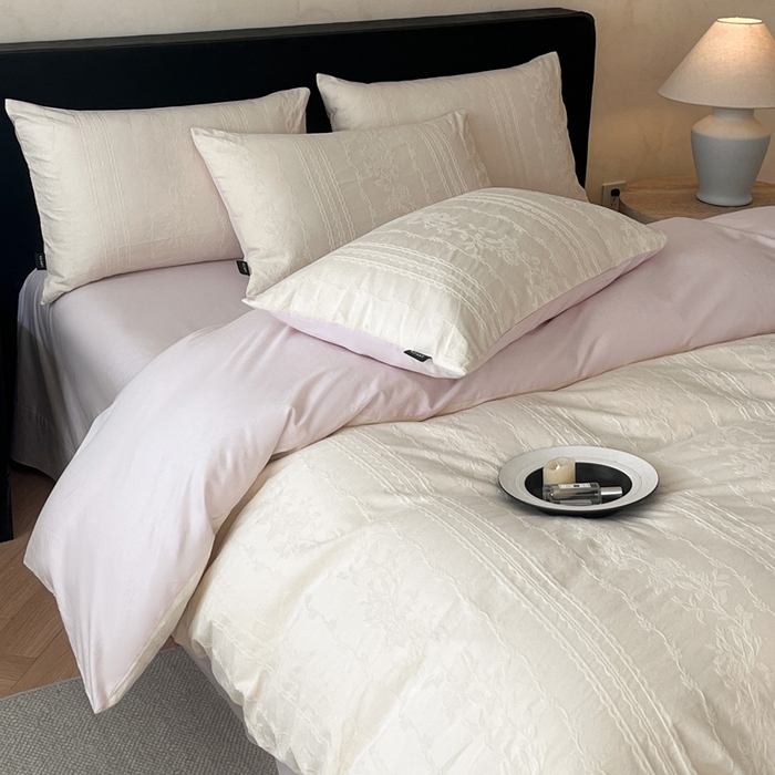 91家纺网 家纺一手货源 找家纺 卡姿家纺 2026春夏全棉高密厚织大提花轻奢四件套 花样甜心-奶白