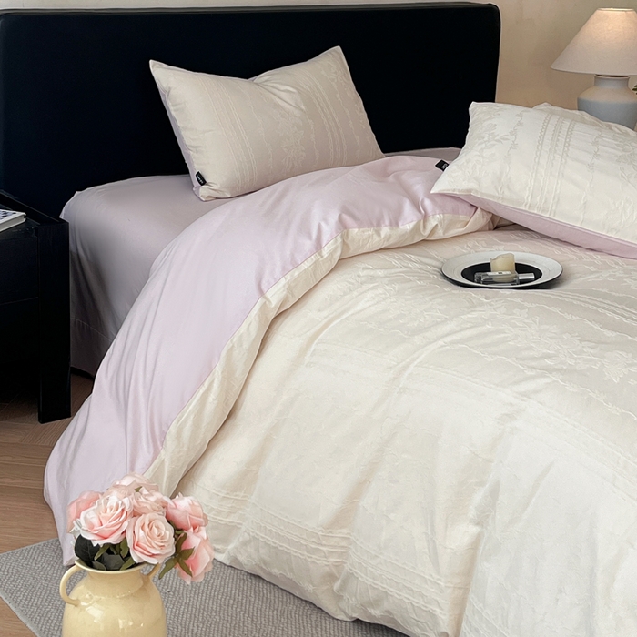 91家纺网 家纺一手货源 找家纺 卡姿家纺 2026春夏全棉高密厚织大提花轻奢四件套 花样甜心-奶白