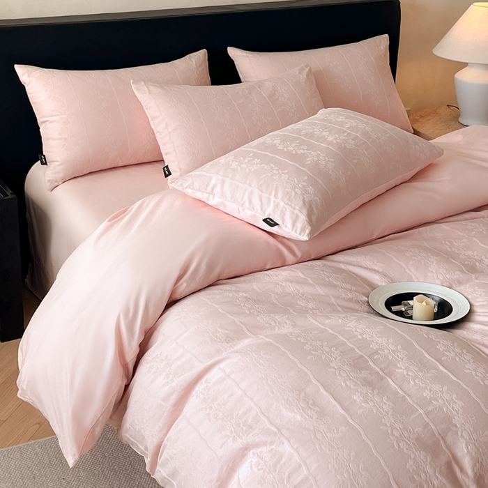 91家纺网 家纺一手货源 找家纺 卡姿家纺 2026春夏全棉高密厚织大提花轻奢四件套 浪漫情缘-粉