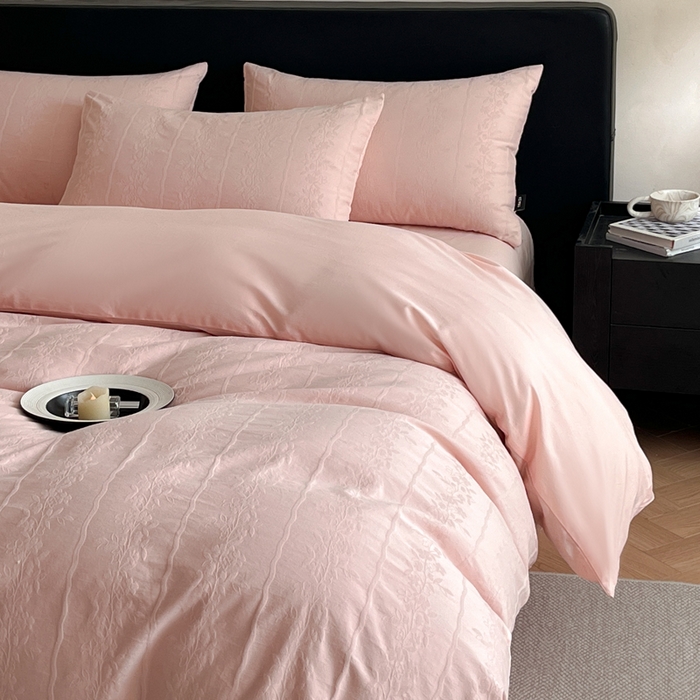 91家纺网 家纺一手货源 找家纺 卡姿家纺 2026春夏全棉高密厚织大提花轻奢四件套 浪漫情缘-粉