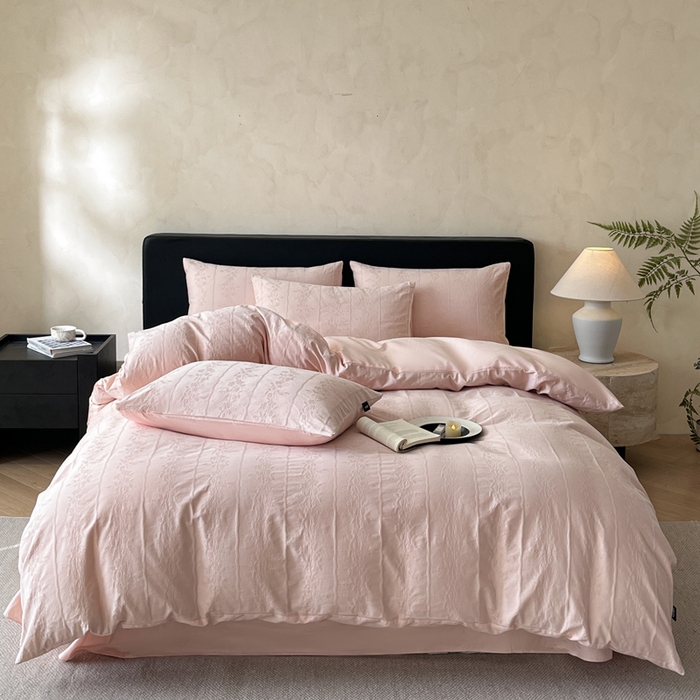 91家纺网 家纺一手货源 找家纺 卡姿家纺 2026春夏全棉高密厚织大提花轻奢四件套 浪漫情缘-粉