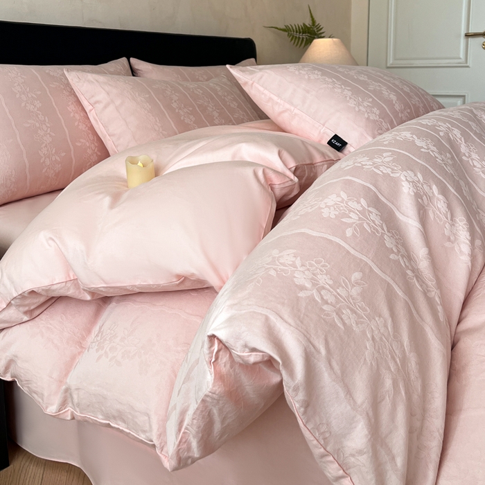 91家纺网 家纺一手货源 找家纺 卡姿家纺 2026春夏全棉高密厚织大提花轻奢四件套 浪漫情缘-粉