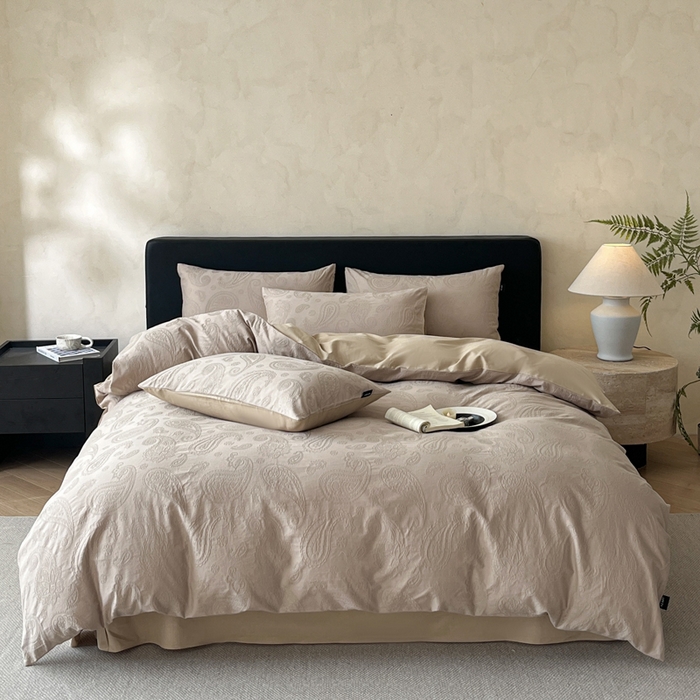 91家纺网 家纺一手货源 找家纺 卡姿家纺 2026春夏全棉高密厚织大提花轻奢四件套 腰果素绘-香槟驼