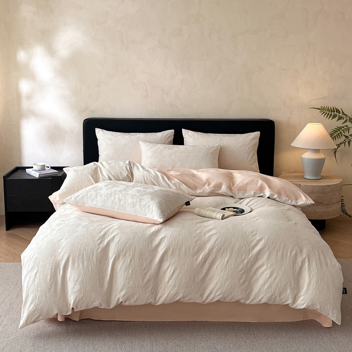 91家纺网 家纺一手货源 找家纺 卡姿家纺 2026春夏全棉高密厚织大提花轻奢四件套 柔风香草-奶白