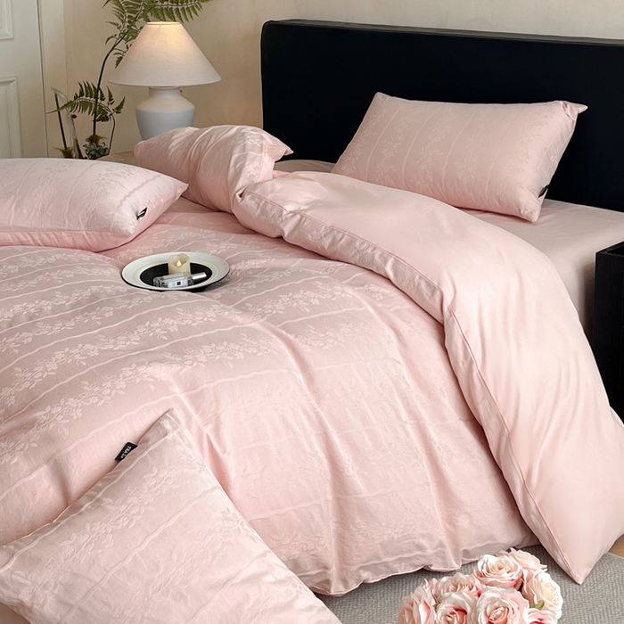 91家纺网 家纺一手货源 找家纺 卡姿家纺 2026春夏全棉高密厚织大提花轻奢四件套 浪漫情缘-粉