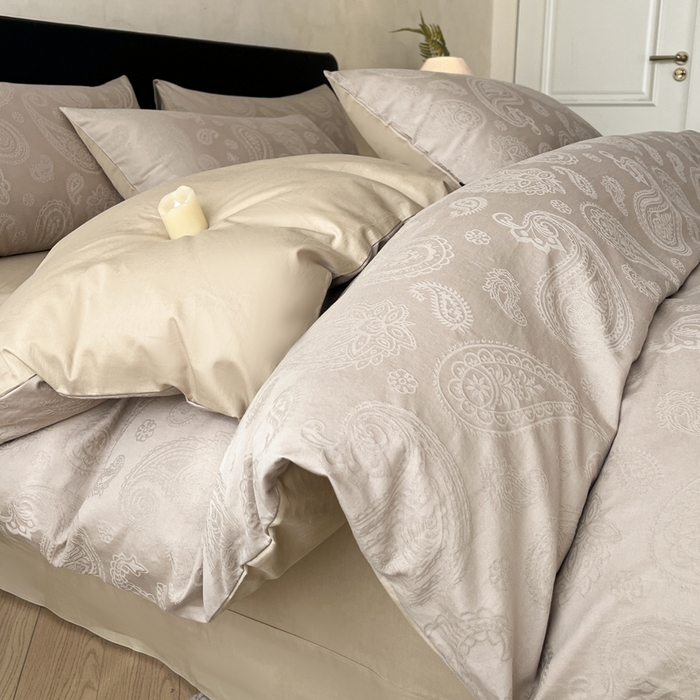 91家纺网 家纺一手货源 找家纺 卡姿家纺 2026春夏全棉高密厚织大提花轻奢四件套 腰果素绘-香槟驼