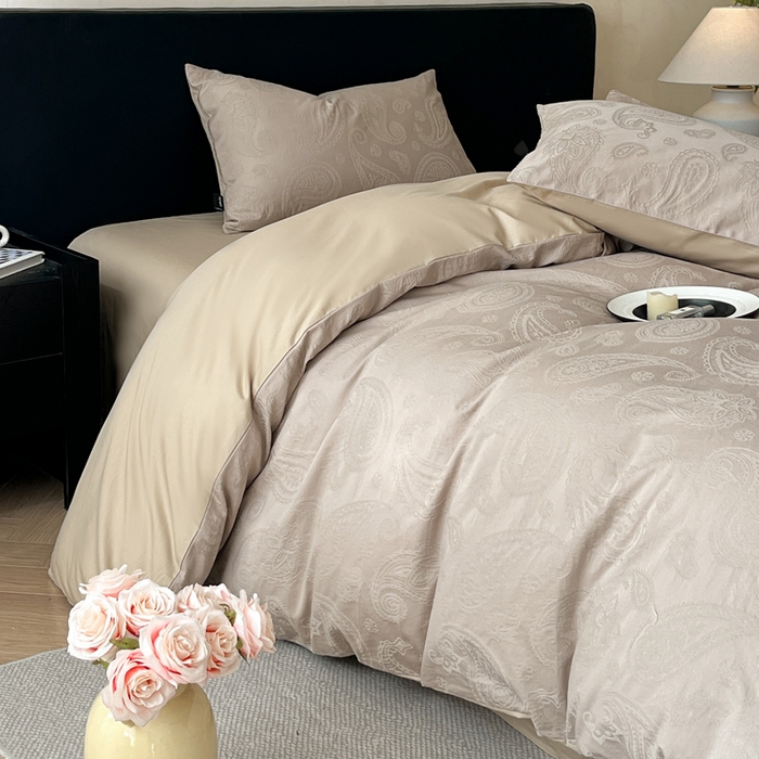 91家纺网 家纺一手货源 找家纺 卡姿家纺 2026春夏全棉高密厚织大提花轻奢四件套 腰果素绘-香槟驼