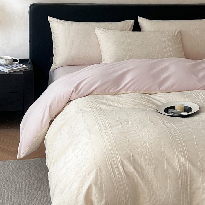 91家纺网 家纺一手货源 找家纺 卡姿家纺 2026春夏全棉高密厚织大提花轻奢四件套 花样甜心-奶白