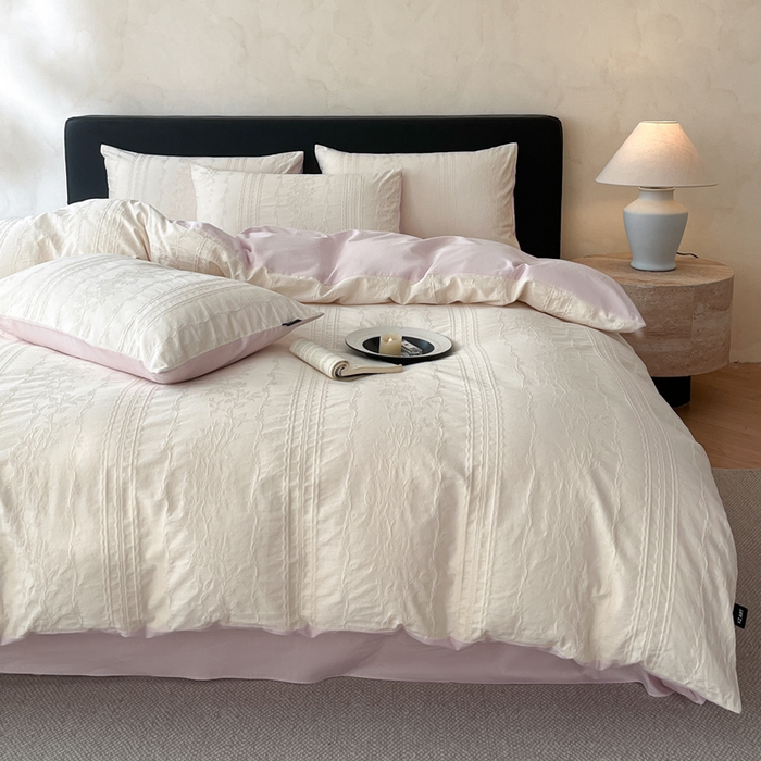 91家纺网 家纺一手货源 找家纺 卡姿家纺 2026春夏全棉高密厚织大提花轻奢四件套 花样甜心-奶白