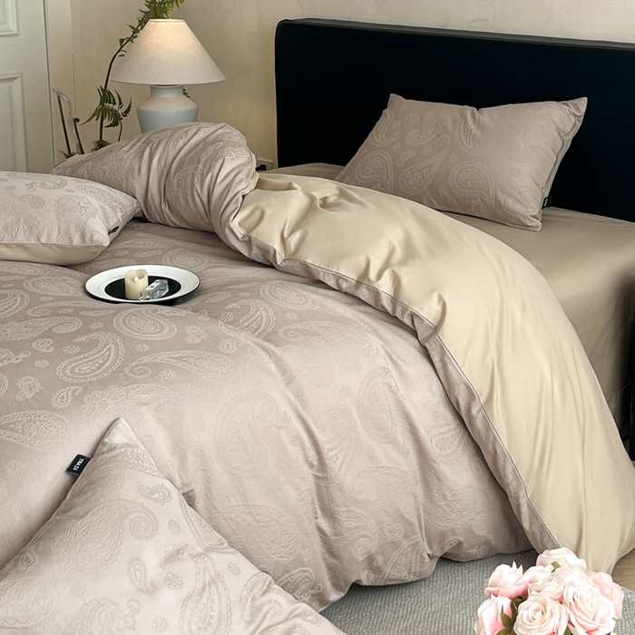 91家纺网 家纺一手货源 找家纺 卡姿家纺 2026春夏全棉高密厚织大提花轻奢四件套 腰果素绘-香槟驼