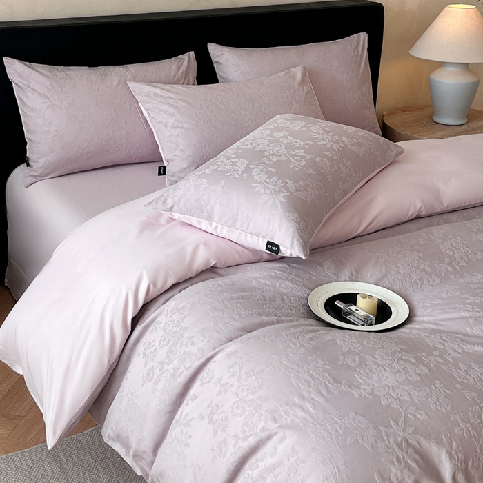 91家纺网 家纺一手货源 找家纺 卡姿家纺 2026春夏全棉高密厚织大提花轻奢四件套 花香韵美-淡雅紫