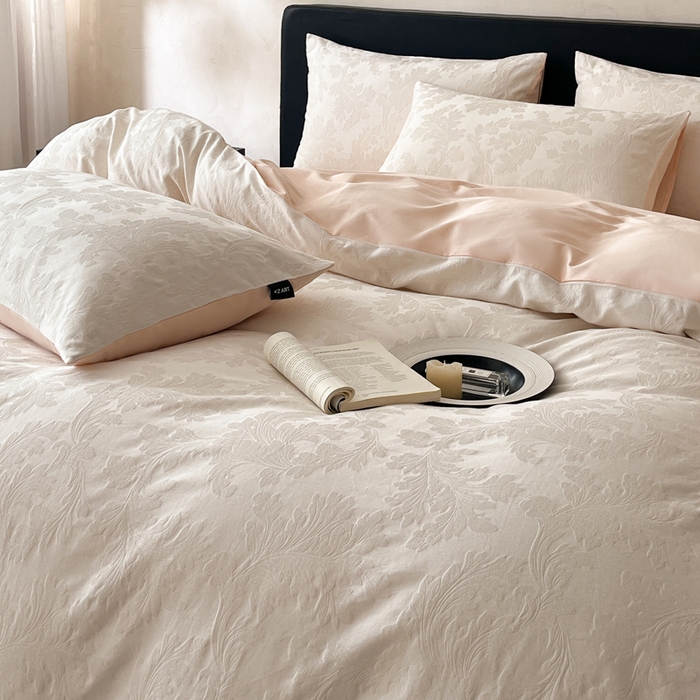 91家纺网 家纺一手货源 找家纺 卡姿家纺 2026春夏全棉高密厚织大提花轻奢四件套 柔风香草-奶白