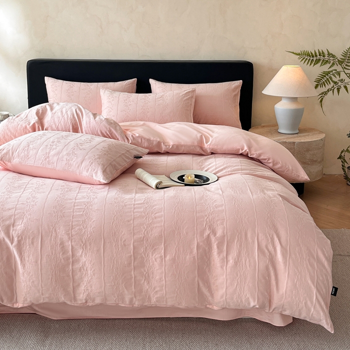 91家纺网 家纺一手货源 找家纺 卡姿家纺 2026春夏全棉高密厚织大提花轻奢四件套 浪漫情缘-粉