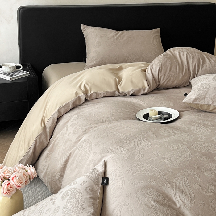 91家纺网 家纺一手货源 找家纺 卡姿家纺 2026春夏全棉高密厚织大提花轻奢四件套 腰果素绘-香槟驼