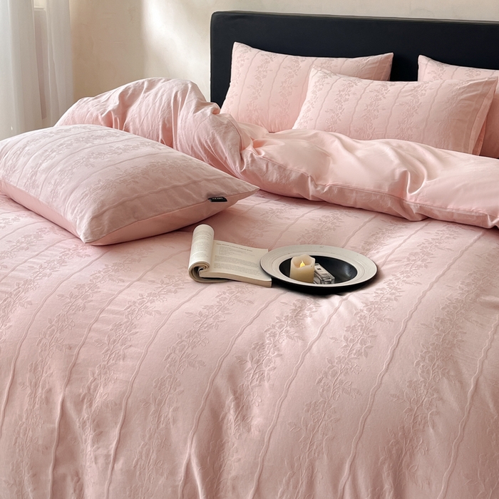 91家纺网 家纺一手货源 找家纺 卡姿家纺 2026春夏全棉高密厚织大提花轻奢四件套 浪漫情缘-粉