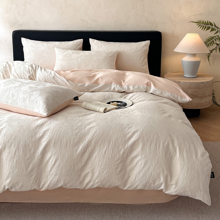 91家纺网 家纺一手货源 找家纺 卡姿家纺 2026春夏全棉高密厚织大提花轻奢四件套 柔风香草-奶白