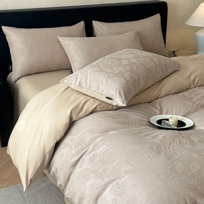 91家纺网 家纺一手货源 找家纺 卡姿家纺 2026春夏全棉高密厚织大提花轻奢四件套 腰果素绘-香槟驼