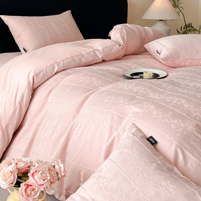 91家纺网 家纺一手货源 找家纺 卡姿家纺 2026春夏全棉高密厚织大提花轻奢四件套 浪漫情缘-粉