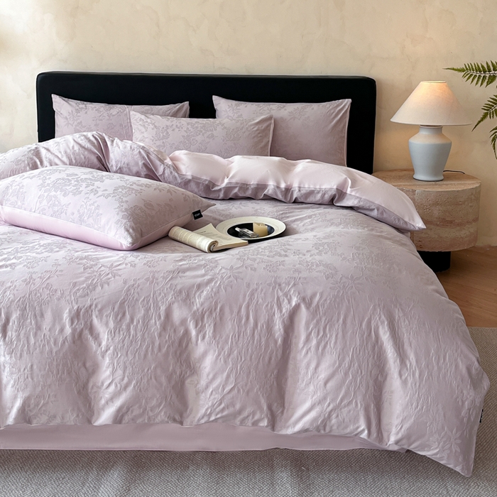 91家纺网 家纺一手货源 找家纺 卡姿家纺 2026春夏全棉高密厚织大提花轻奢四件套 花香韵美-淡雅紫