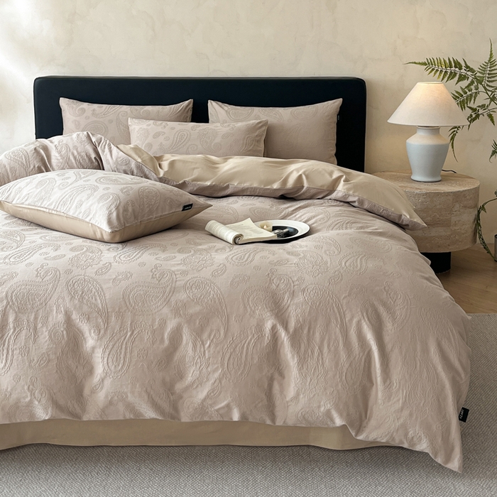 91家纺网 家纺一手货源 找家纺 卡姿家纺 2026春夏全棉高密厚织大提花轻奢四件套 腰果素绘-香槟驼