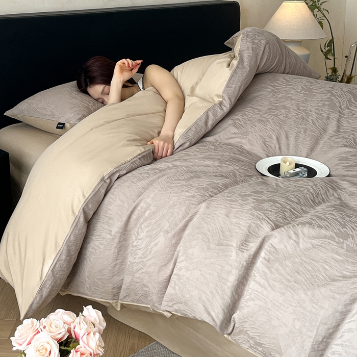 91家纺网 家纺一手货源 找家纺 卡姿家纺 2026春夏全棉高密厚织大提花轻奢四件套 克拉拉-香槟驼