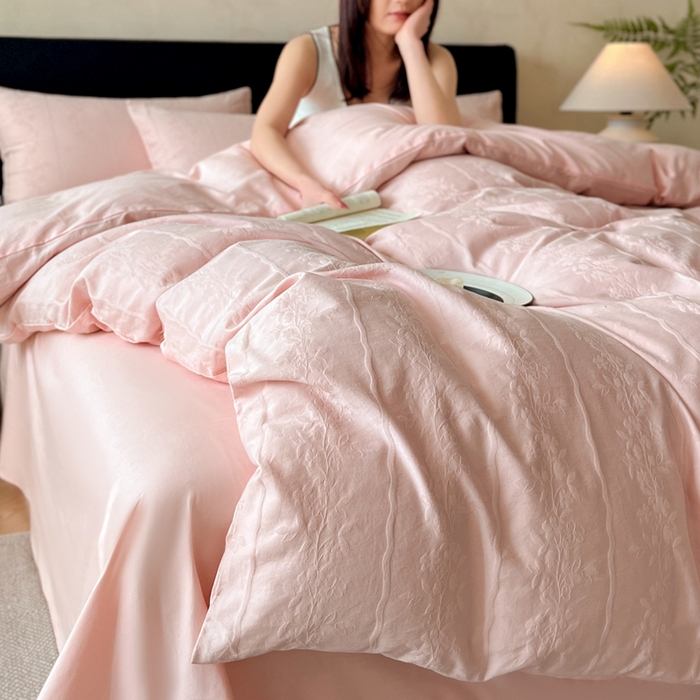 91家纺网 家纺一手货源 找家纺 卡姿家纺 2026春夏全棉高密厚织大提花轻奢四件套 浪漫情缘-粉