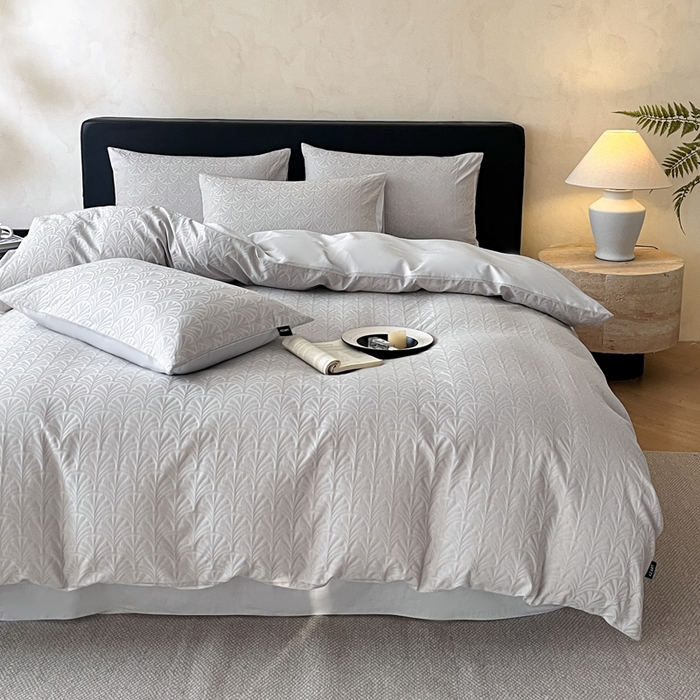 91家纺网 家纺一手货源 找家纺 卡姿家纺 2026春夏全棉高密厚织大提花轻奢四件套 伊贝卡-银灰