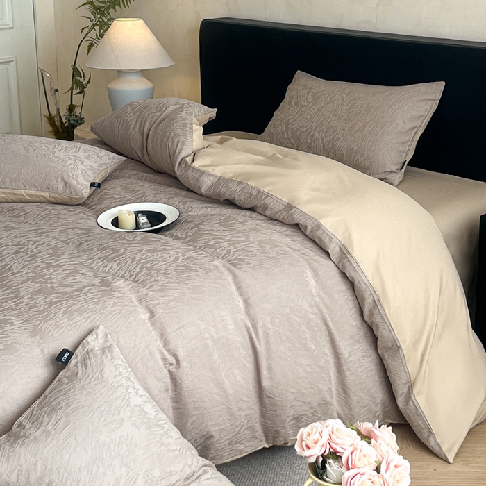 91家纺网 家纺一手货源 找家纺 卡姿家纺 2026春夏全棉高密厚织大提花轻奢四件套 克拉拉-香槟驼