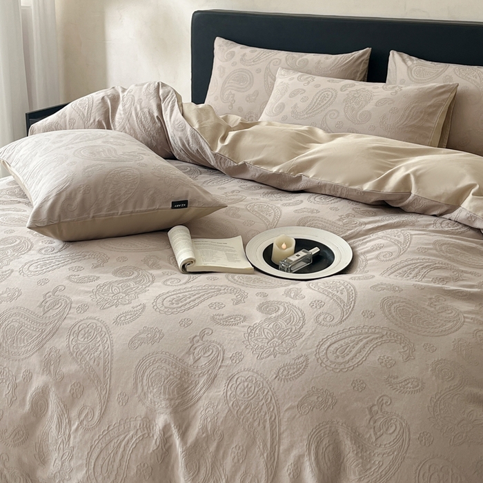 91家纺网 家纺一手货源 找家纺 卡姿家纺 2026春夏全棉高密厚织大提花轻奢四件套 腰果素绘-香槟驼