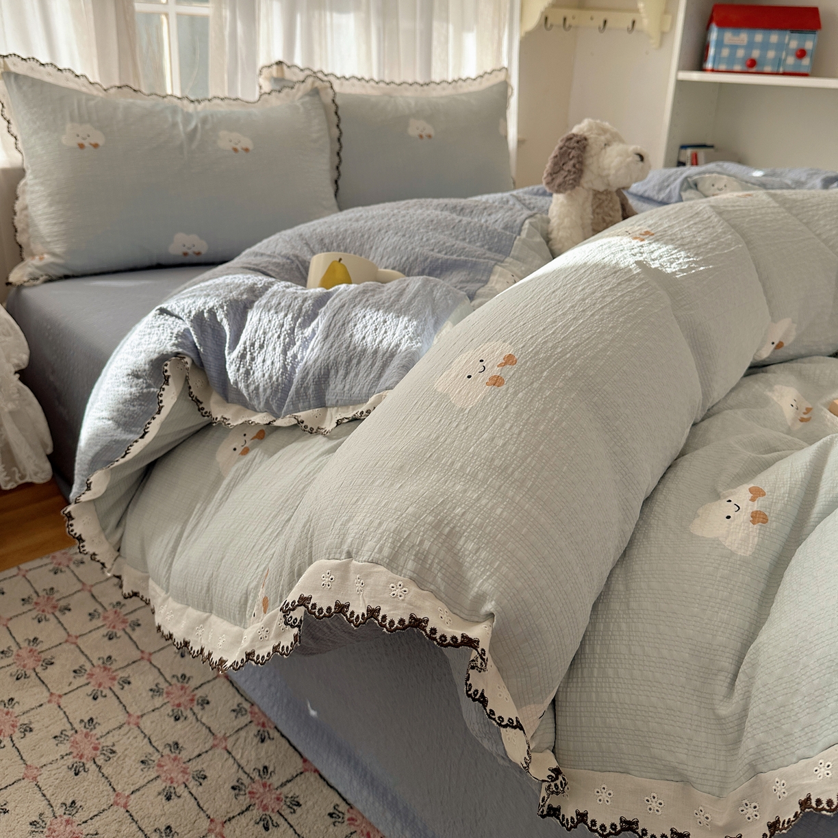 91家纺网 家纺一手货源 找家纺 凯洛奇 2026新款高品质A类泡芙纱甜栗花边套件系列一小红书推荐 云眠奶蓝