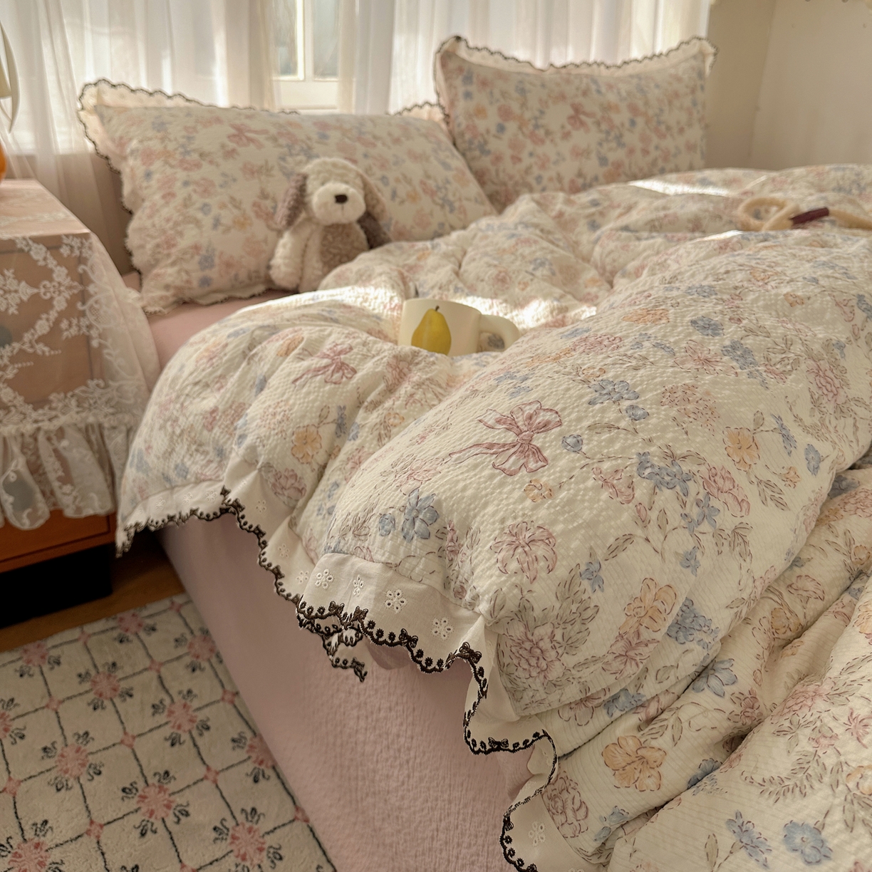 91家纺网 家纺一手货源 找家纺 凯洛奇 2026新款高品质A类泡芙纱甜栗花边套件系列一小红书推荐 粉雾花境