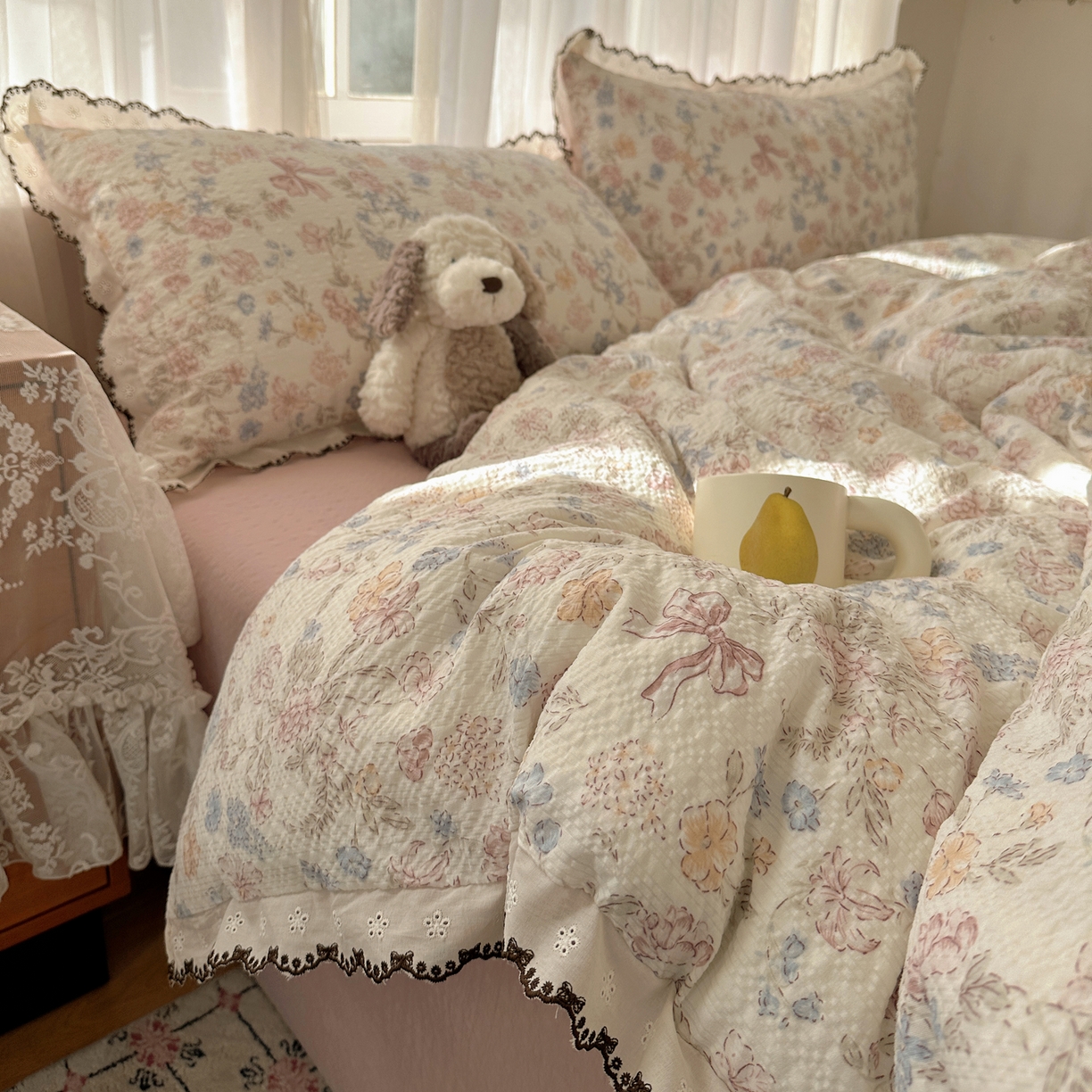 91家纺网 家纺一手货源 找家纺 凯洛奇 2026新款高品质A类泡芙纱甜栗花边套件系列一小红书推荐 粉雾花境