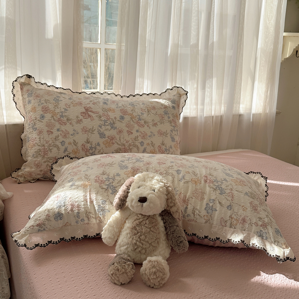 91家纺网 家纺一手货源 找家纺 凯洛奇 2026新款高品质A类泡芙纱甜栗花边套件系列一小红书推荐 粉雾花境