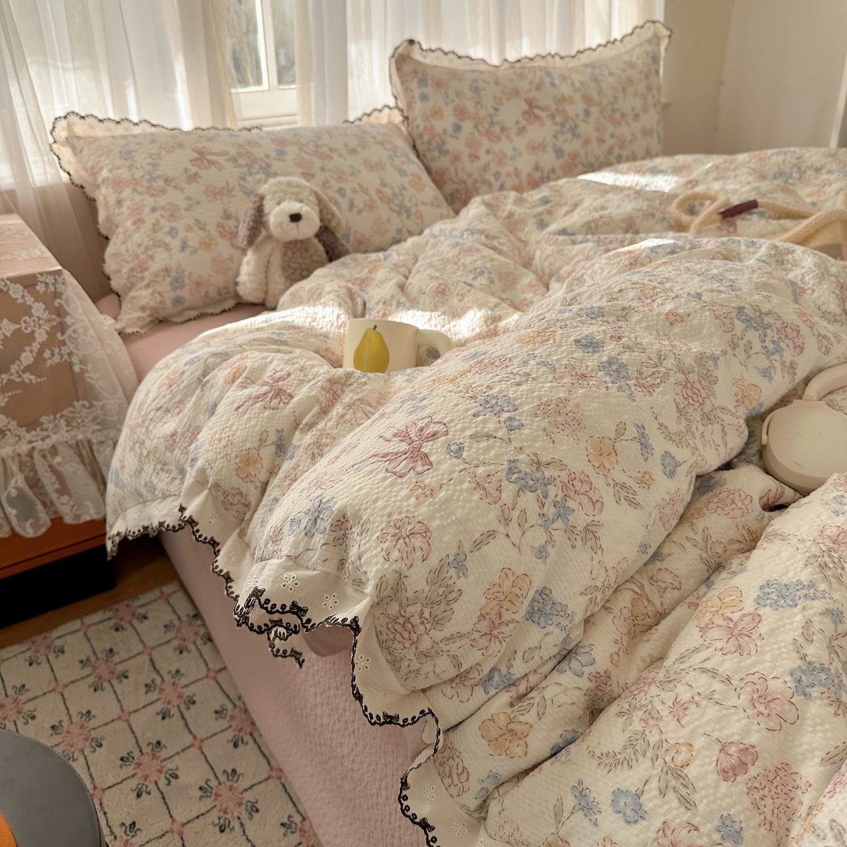 91家纺网 家纺一手货源 找家纺 凯洛奇 2026新款高品质A类泡芙纱甜栗花边套件系列一小红书推荐 粉雾花境